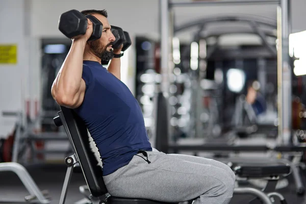 Uomo Che Allenamento Della Spalla Con Manubri Palestra — Foto Stock