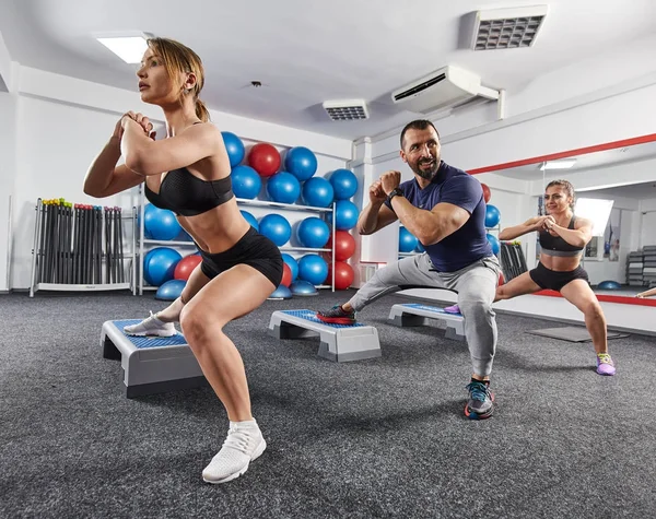 Fitness Eğitmeni Stepper Ile Kardiyo Egzersiz Yapıyor Kızlar — Stok fotoğraf