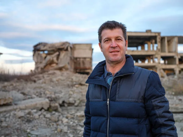 Man Standing Industrial Ruins — Stock Photo, Image