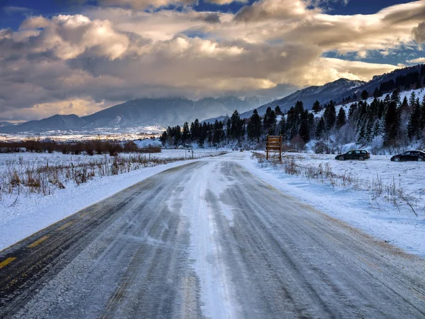 Δρόμο Μέσα Από Βουνά Στο Χειμερινή Ώρα — Φωτογραφία Αρχείου
