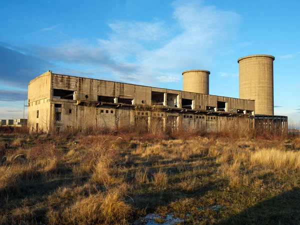 Systembolaget Met Industriële Ruïnes Bij Zonsondergang — Stockfoto