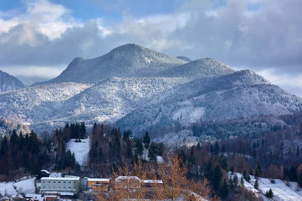 Paisaje Con Montañas Invierno Pueblo Fondo —  Fotos de Stock