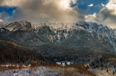 Kışın dağ silsilesi ile manzara