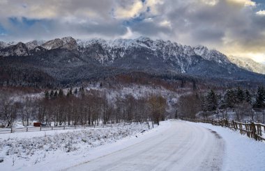 Kışın dağlara karlı yol