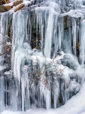 Donmuş bir watefall dağlarda ile manzara