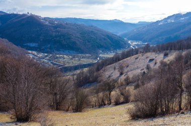 köy dağlar arasında bir vadi ile peyzaj