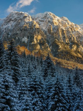 Yüksek dağlarda kar günbatımı ışık ile toz