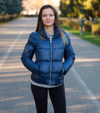 Genç kadın bir parkta açık poz