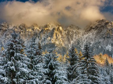 Yüksek dağlarda kar günbatımı ışık ile toz
