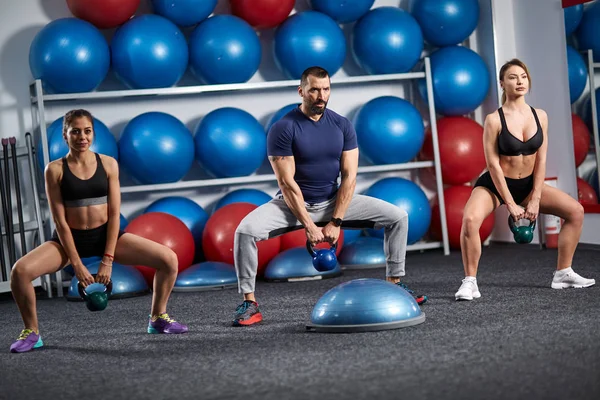 Istruttore Fitness Con Due Ragazze Che Lavorano Con Kettlebell — Foto Stock