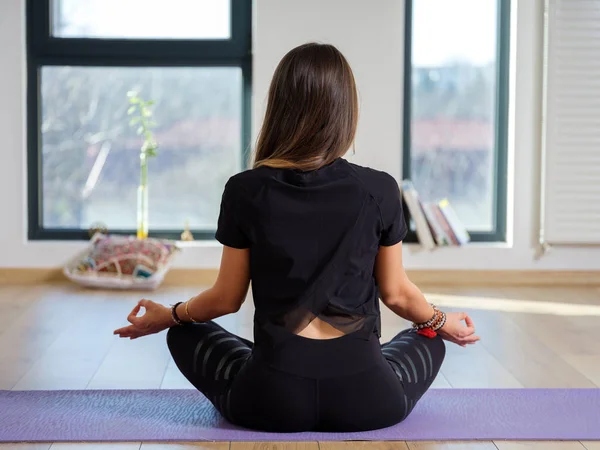 Giovane Insegnante Yoga Donna Nel Suo Studio Prendendo Varie Pose — Foto Stock