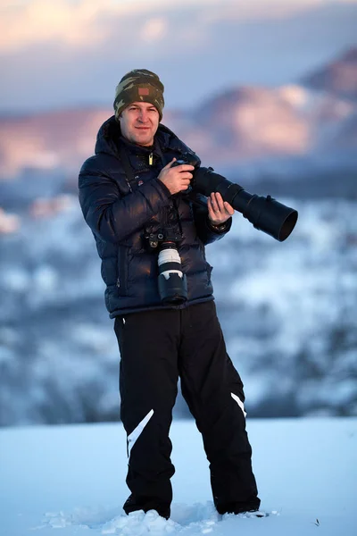 Fotograf Dvěma Kamerami Fotografování Krajiny Při Západu Slunce — Stock fotografie