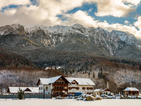 Aralık 2017 Zarnesti Romanya Otel Popasul Craiului Kışın Dağlarının Altındaki — Stok fotoğraf