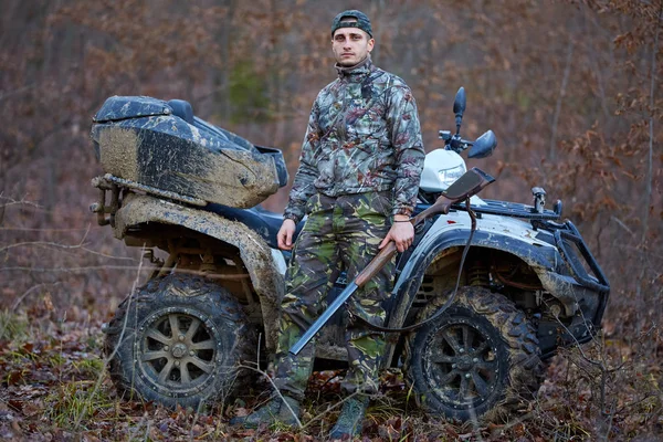 Jonge Jager Een Quad Bike Zoekt Spel Het Bos — Stockfoto