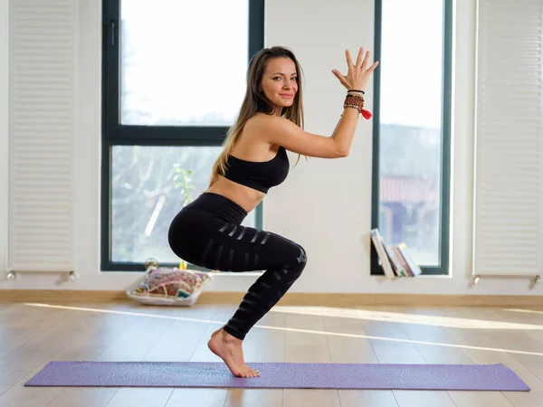 Genç Kadın Yoga Öğretmeni Çeşitli Pozlar Pencerenin Önüne Alarak Onun — Stok fotoğraf