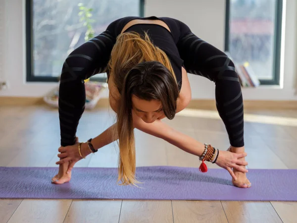 Junge Yogalehrerin Ihrem Atelier Verschiedenen Posen Fenster — Stockfoto