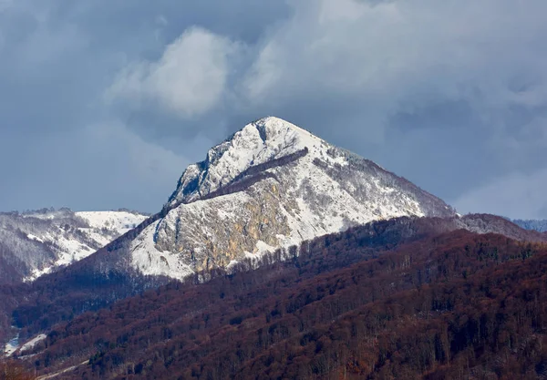 Montanha Pico Inverno Com Nuvens Redor — Fotografia de Stock