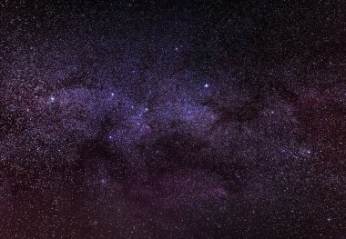 Gece gökyüzünde yıldızlar ve Samanyolu parçası ile