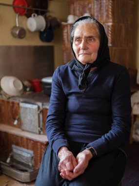 Yaşlı köylü kadın onun evinde