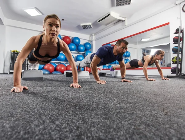 Fitnesstrainerin Und Frauen Machen Liegestütze Fitnessstudio — Stockfoto