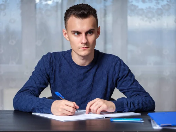 Student Huiswerk Thuis Achter Zijn Bureau — Stockfoto