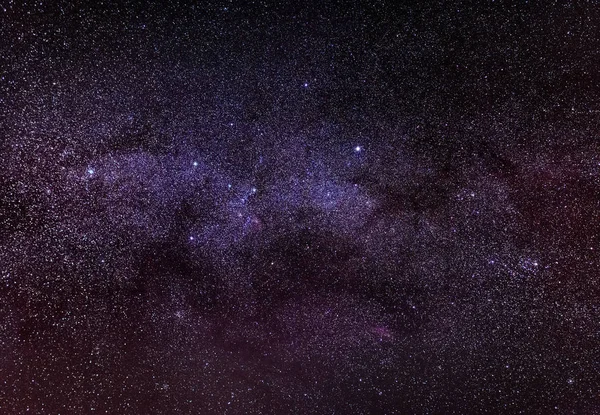 Gece gökyüzünde yıldızlar ve Samanyolu parçası ile