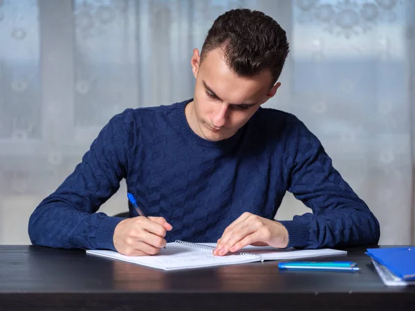 Étudiant Faisant Ses Devoirs Maison Son Bureau — Photo