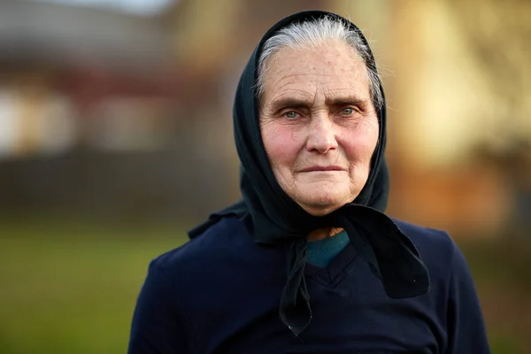 Old Woman Black Outdoor Countryside — Stock Photo, Image