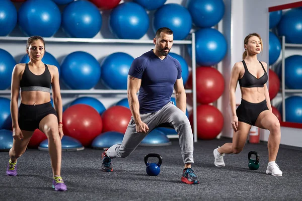 Fitness Eğitmeni ve lunges spor yapıyor kızlar