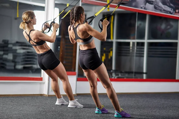 Zwei Fitness Girls Beim Training Mit Aufhängeschlaufen Einem Fitnessstudio — Stockfoto