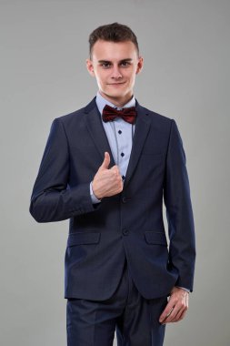 Genç adam başparmağını kaldırıyor.