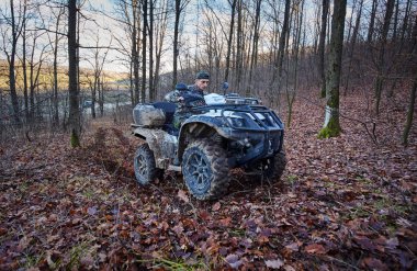 Quad bisiklet üzerinde genç avcı