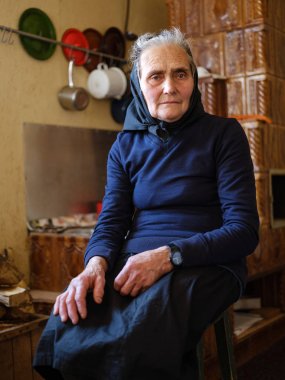 Yaşlı kadın kapalı