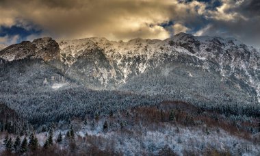 yüksek dağlar karla kaplı