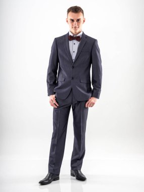 Klasik takım elbiseli genç adam