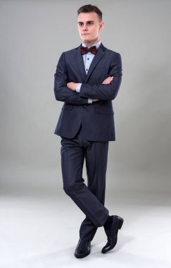Klasik takım elbiseli genç adam