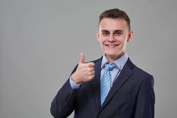Jonge man tonen duimen omhoog — Stockfoto