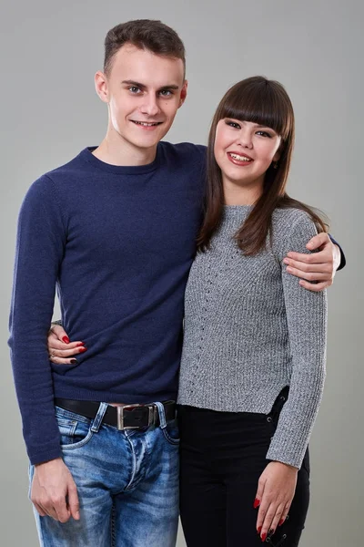 Beau couple de jeunes adolescents — Photo