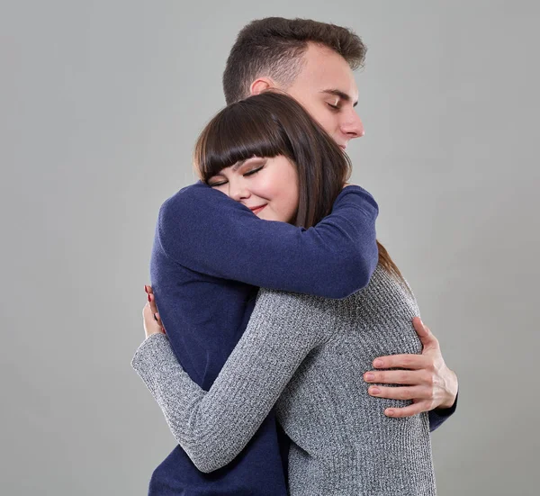 Casal de adolescentes abraçando — Fotografia de Stock