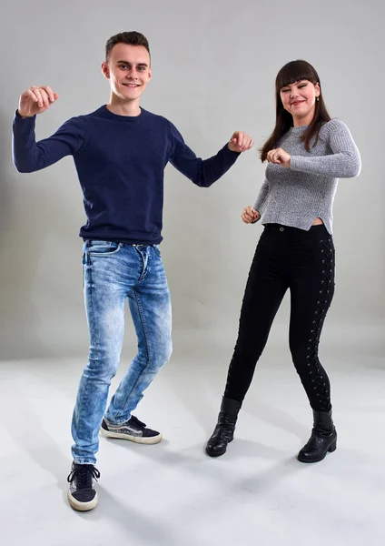 Casal adolescente em roupas casuais dançando — Fotografia de Stock