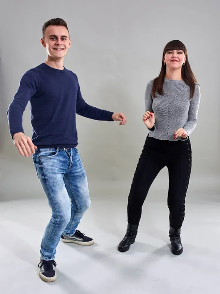 Adolescent couple dans casual vêtements danse — Photo
