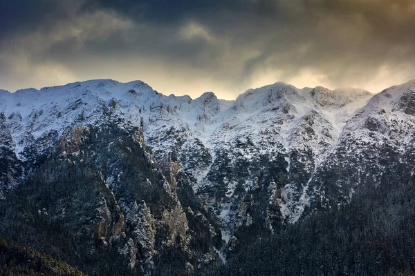 Altas montanhas cobertas de neve — Fotografia de Stock