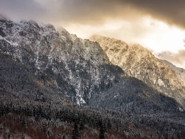 Magas hegyek hóval borított — Stock Fotó