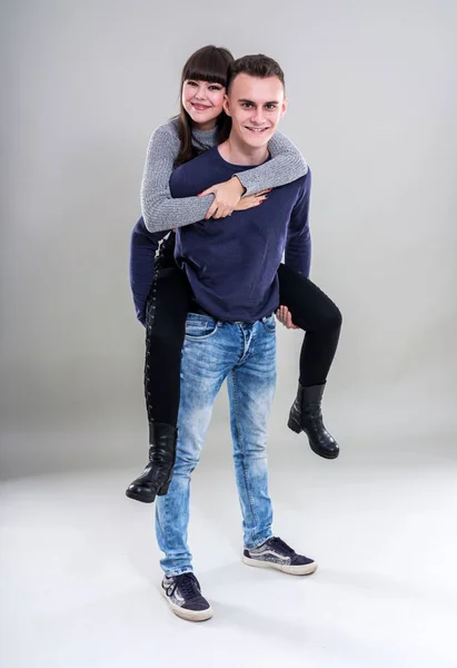 Pojke ger flickvän piggyback ride — Stockfoto