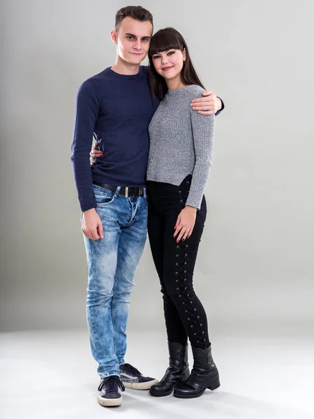 Happy teenage couple — Stockfoto