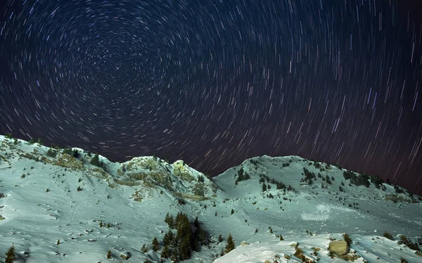 Montanhas nevadas à noite — Fotografia de Stock