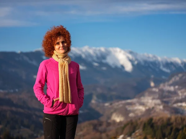 Mulher Caminhante nas montanhas — Fotografia de Stock