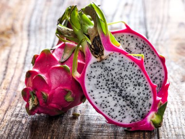 Bir ahşap tahta üzerinde pitaya meyve