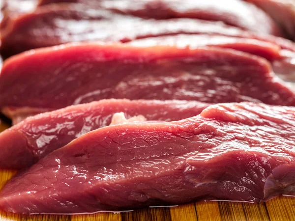 Нарезанное мясо свинины — стоковое фото