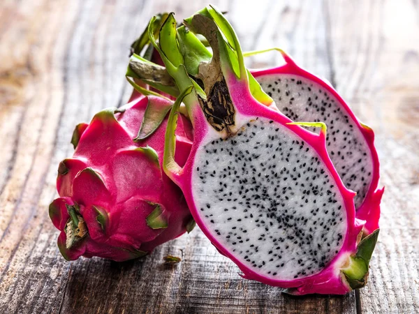 Bir ahşap tahta üzerinde pitaya meyve — Stok fotoğraf